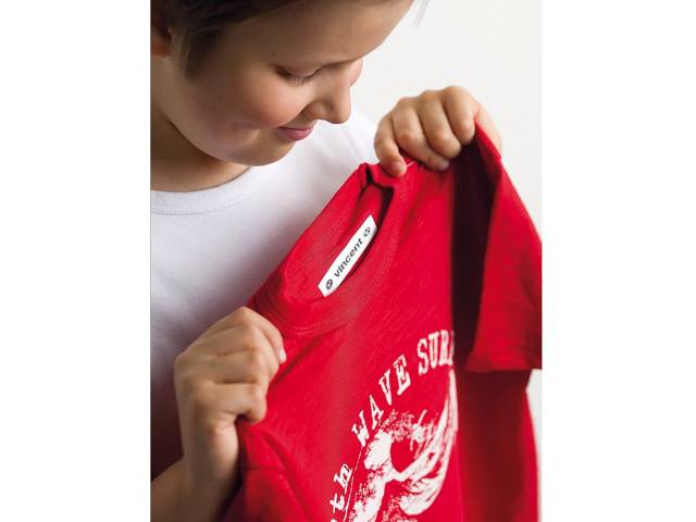 Imprime sobre etiquetas termo-transferibles para identificar prendas de vestir.
